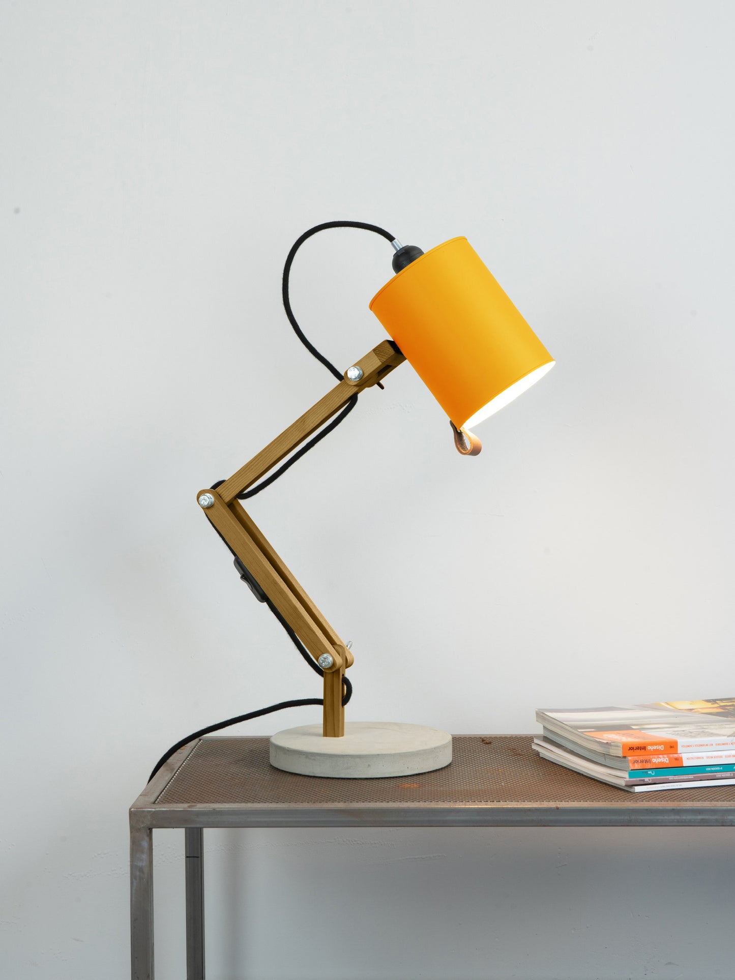 color=amarillo-yema&acabado-de-madera=caramelo&color-de-cable=negro|ca32783ed7c59f2ec2db979f5f5a6249