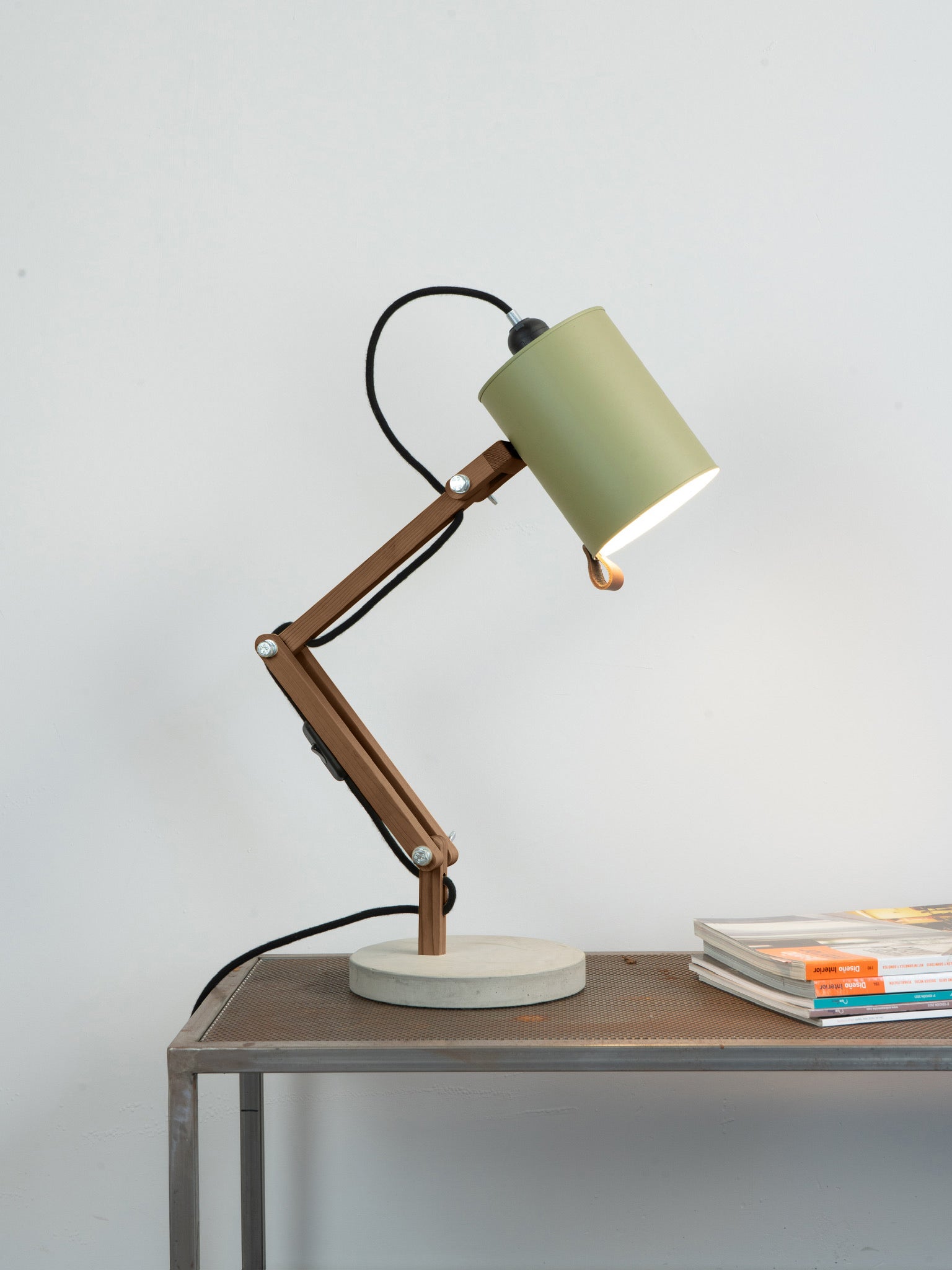 color=verde-bonsai&acabado-de-madera=cafe&color-de-cable=negro|1ad252f80bfef6f4b269b19a81fc709a