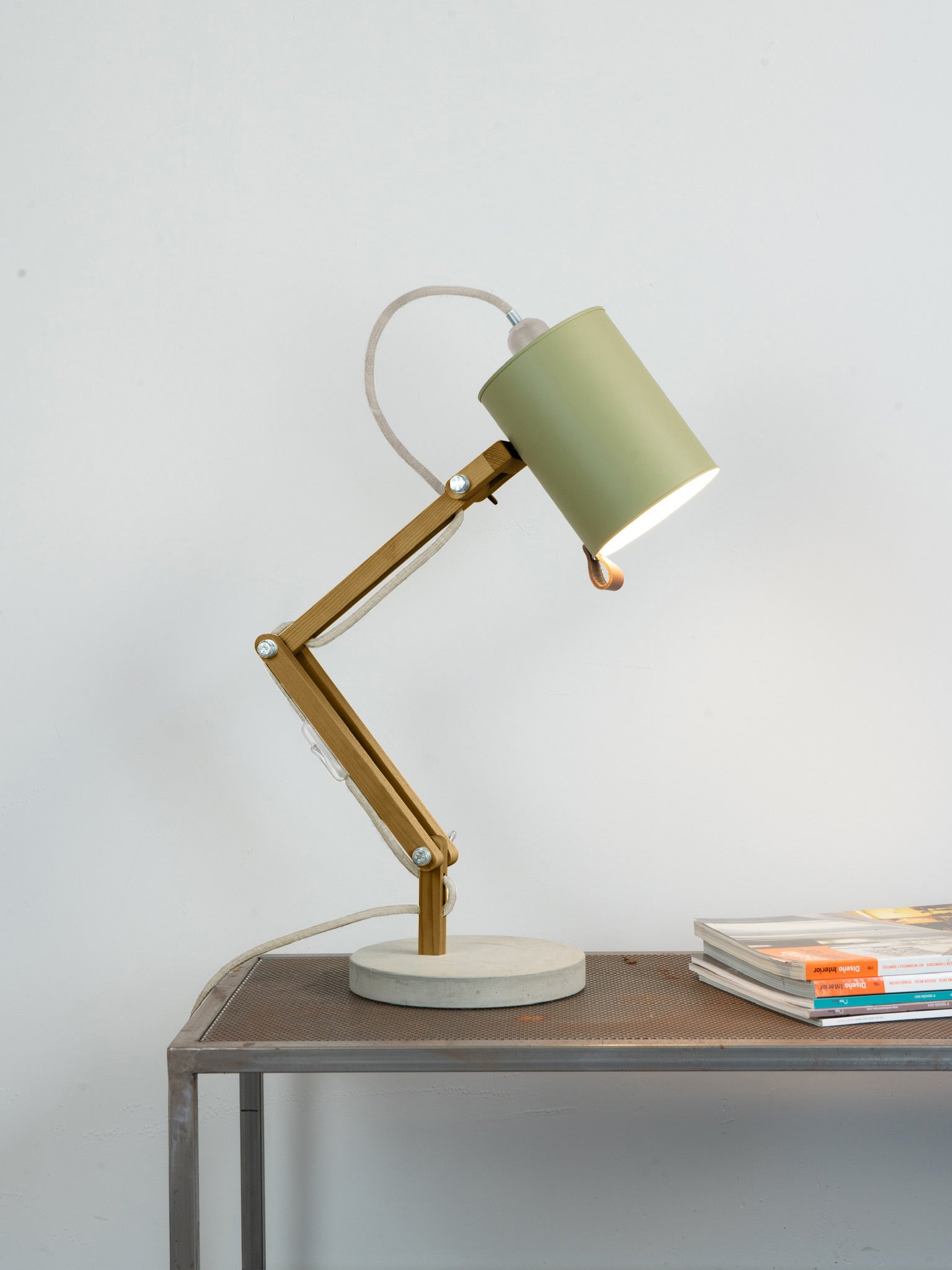 color=verde-bonsai&acabado-de-madera=caramelo&color-de-cable=beige|ee5e2ed845344aa9078b83994c585a9c