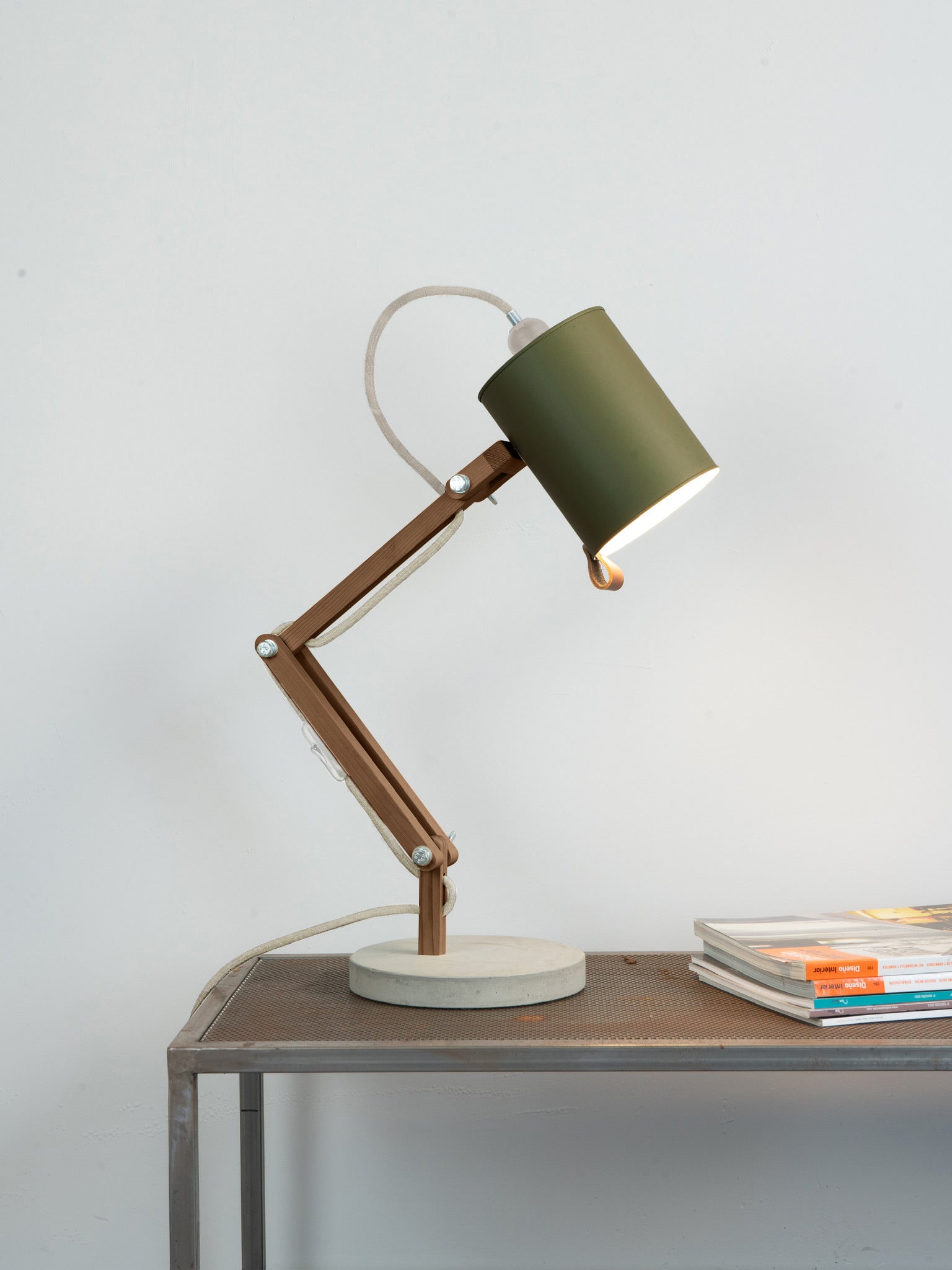 color=verde-comarca&acabado-de-madera=cafe&color-de-cable=beige|fc5a6b3c4ce9d324210a46a2389a9c40