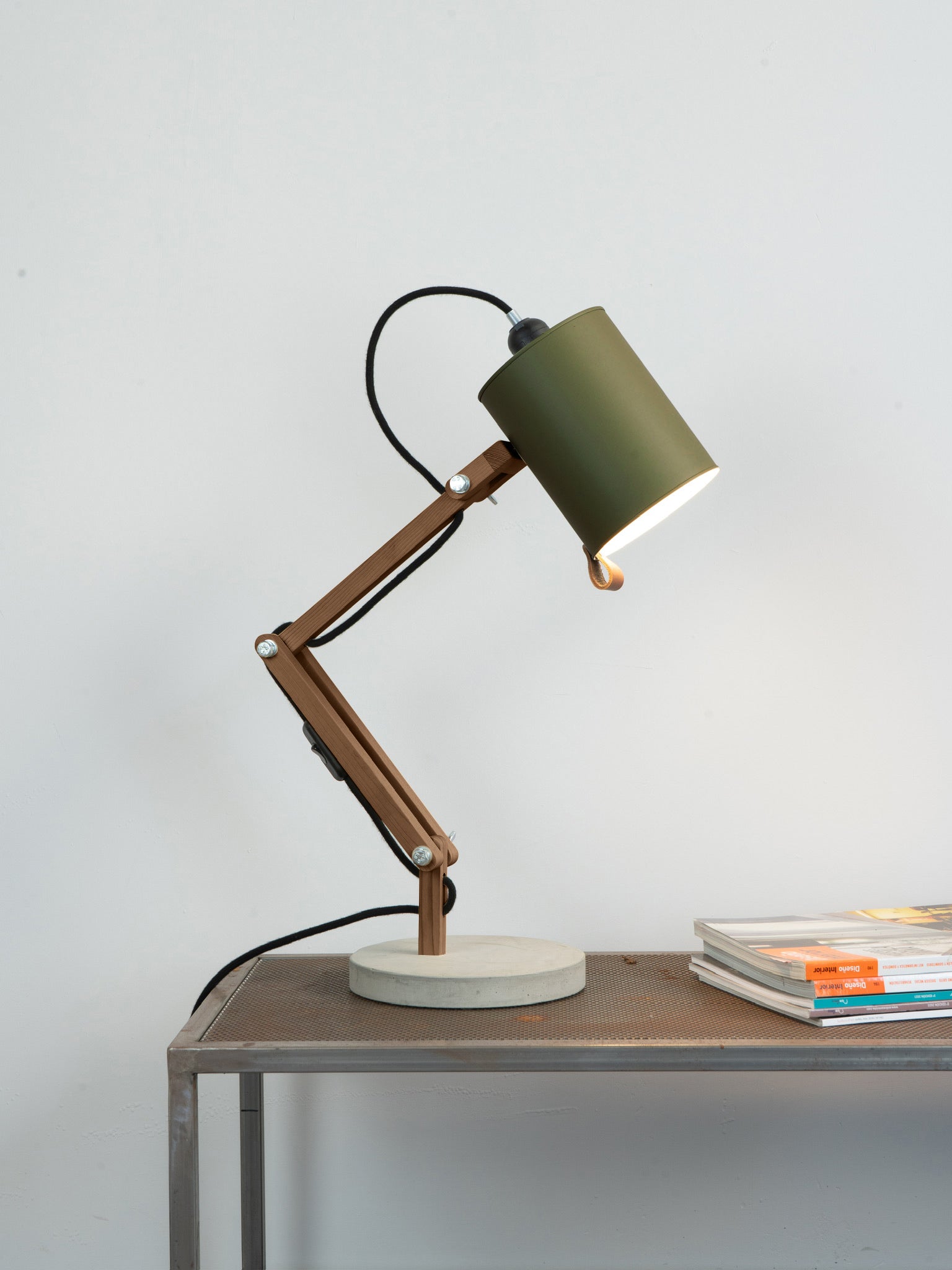 color=verde-comarca&acabado-de-madera=cafe&color-de-cable=negro|b8567e1eab1b8db0b8f3f381b4e283ba
