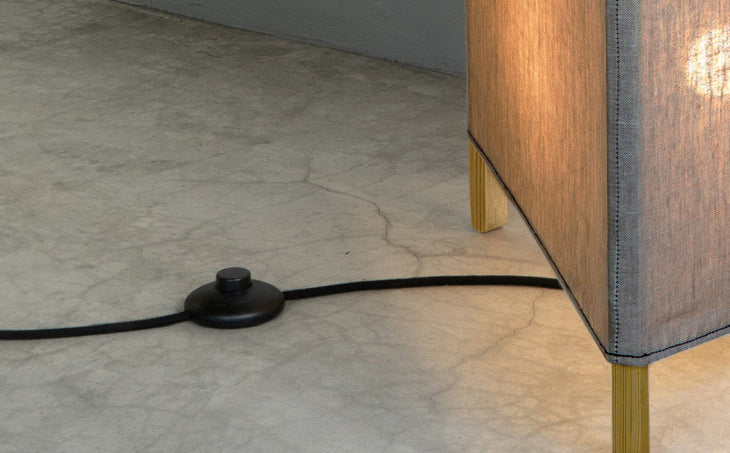 crop=color-de-cable&tamano=l&color=gris&acabado-de-madera=caramelo&color-de-cable=negro|1dab0f307eb23a1906499a7f692bf5d2