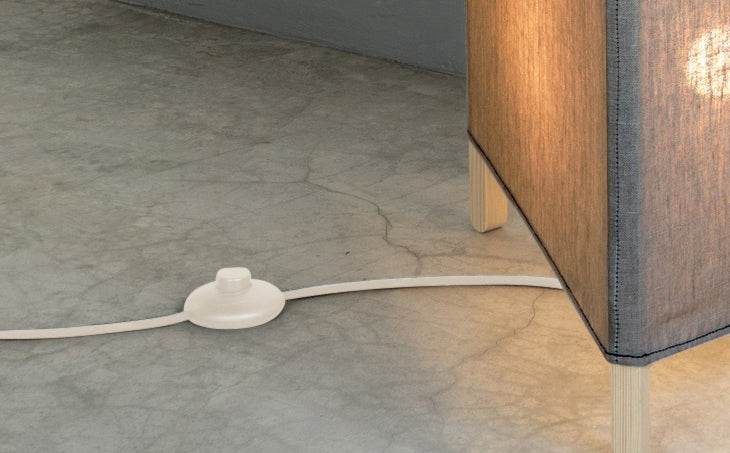 crop=color-de-cable&tamano=l&color=gris&acabado-de-madera=natural&color-de-cable=beige|d5c679a51435d8e60ebe647a45d6bd46