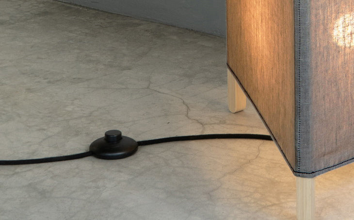 crop=color-de-cable&tamano=l&color=gris&acabado-de-madera=natural&color-de-cable=negro|2c16f76099082acffb8a6a93c4d96fc7