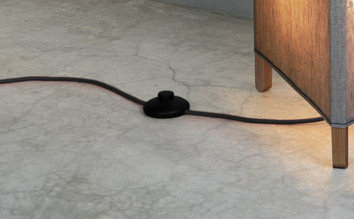 crop=color-de-cable&tamano=m&color=gris&acabado-de-madera=cafe&color-de-cable=negro|6575944182261d7fe0015d26b24b3039