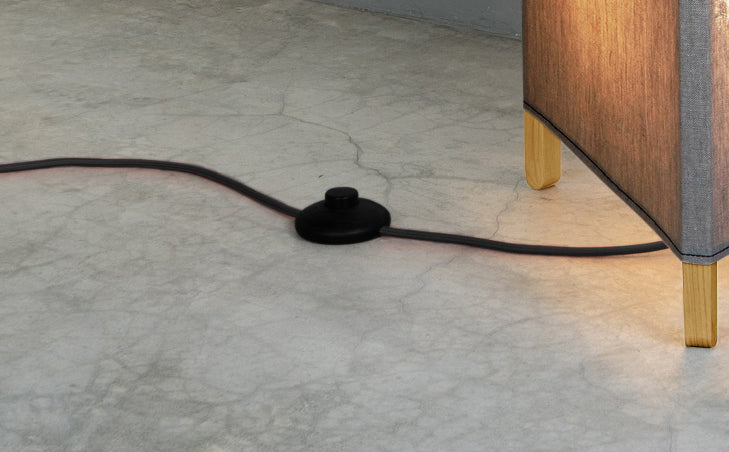 crop=color-de-cable&tamano=m&color=gris&acabado-de-madera=caramelo&color-de-cable=negro|d37b78ee77afb25ed00c168f23598c24