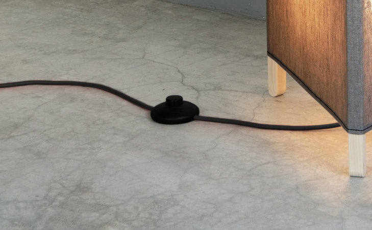 crop=color-de-cable&tamano=m&color=gris&acabado-de-madera=natural&color-de-cable=negro|a0b9b83f371ebe23a8be26e019bef73f